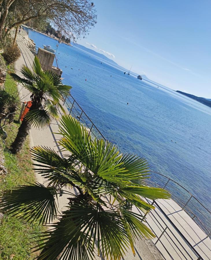 Apartment Noemi With A Direct Beach View 라벡 외부 사진