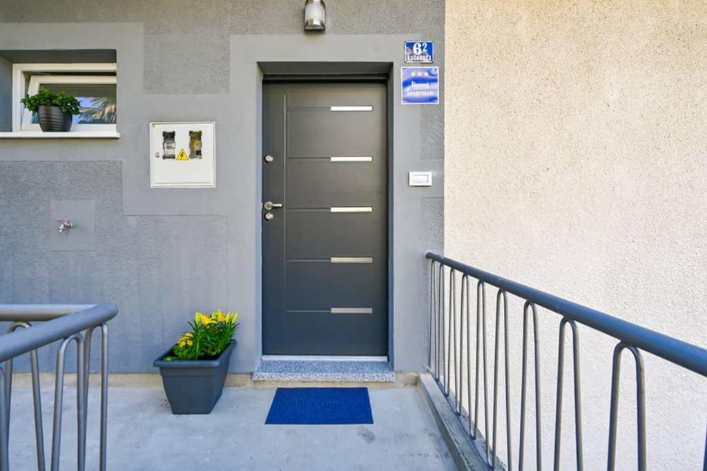 Apartment Noemi With A Direct Beach View 라벡 외부 사진