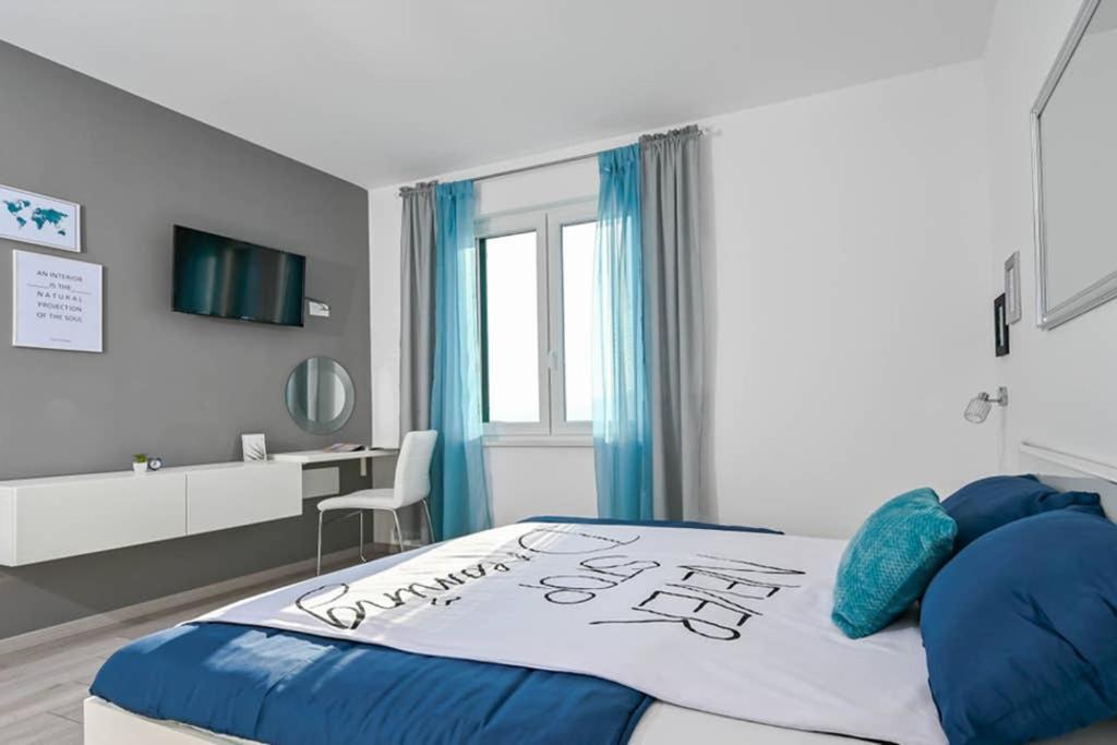 Apartment Noemi With A Direct Beach View 라벡 외부 사진
