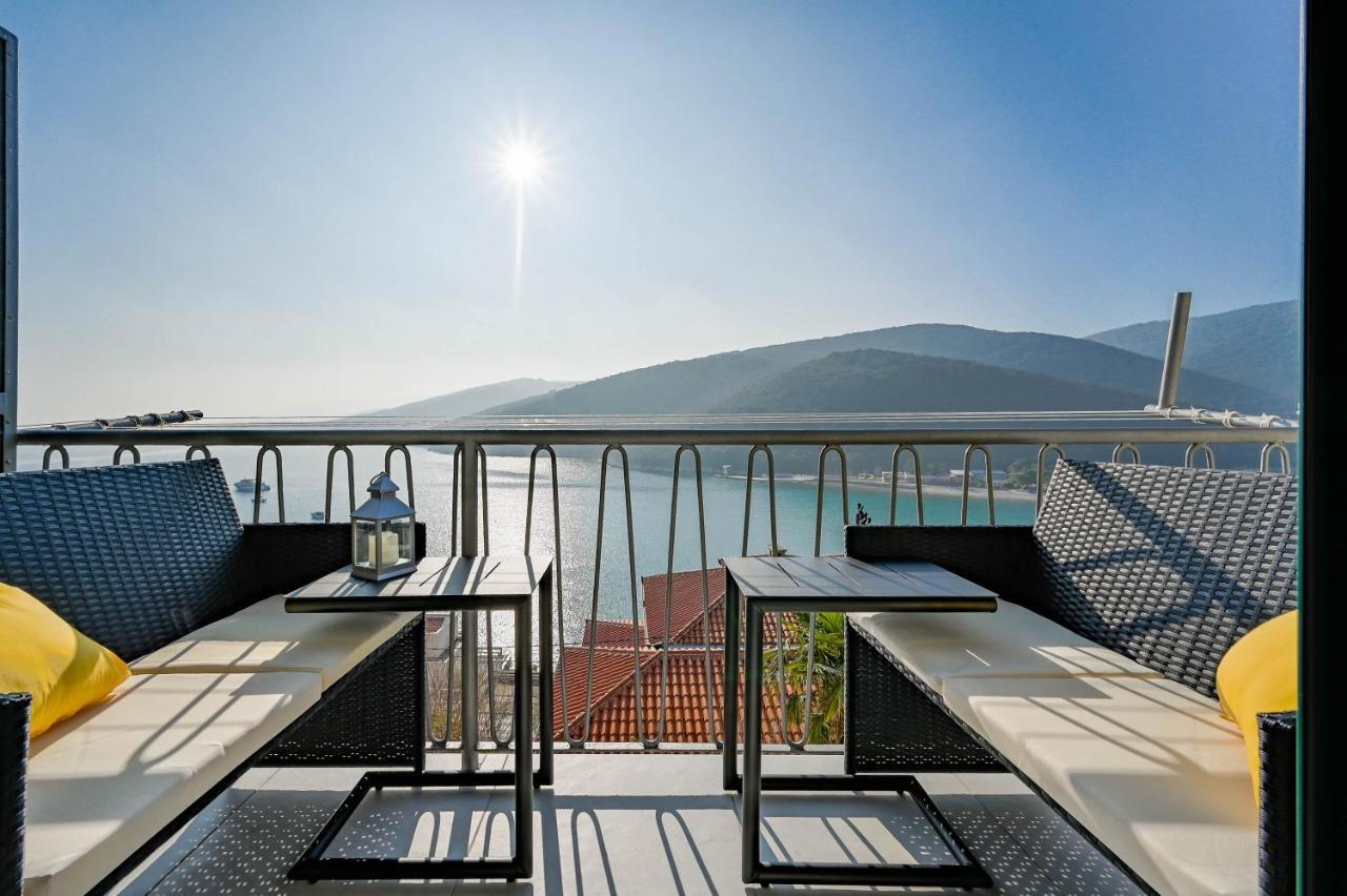 Apartment Noemi With A Direct Beach View 라벡 외부 사진