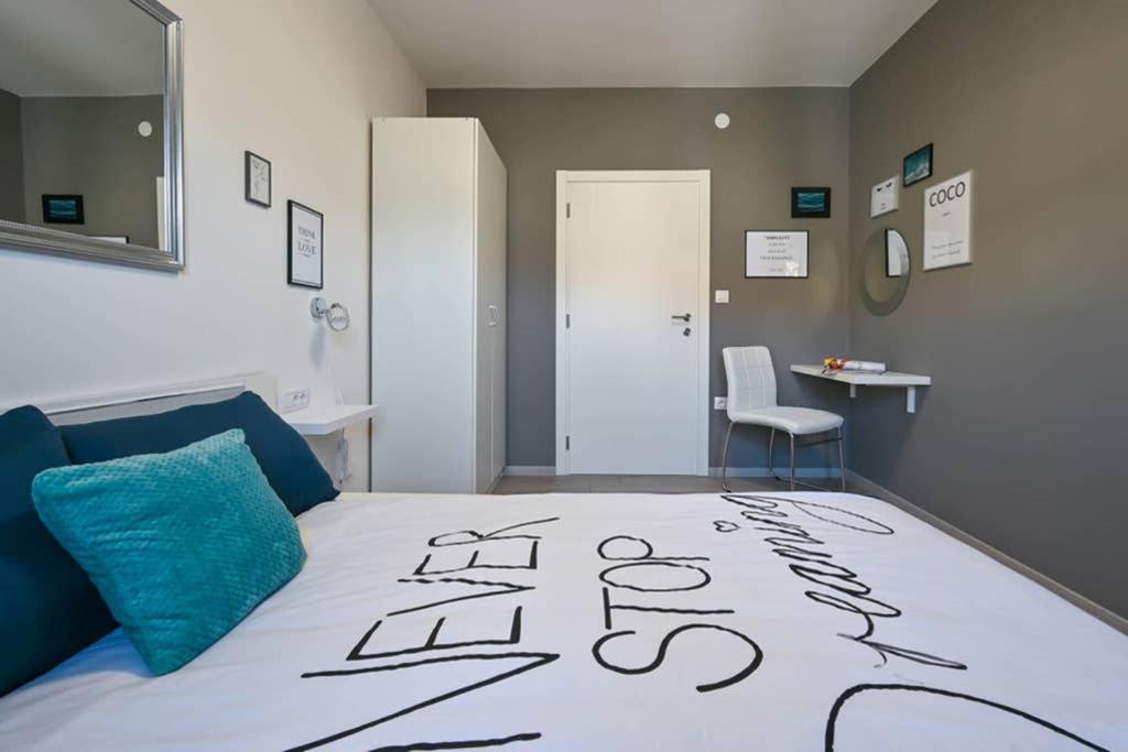 Apartment Noemi With A Direct Beach View 라벡 외부 사진