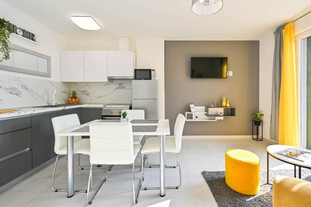 Apartment Noemi With A Direct Beach View 라벡 외부 사진