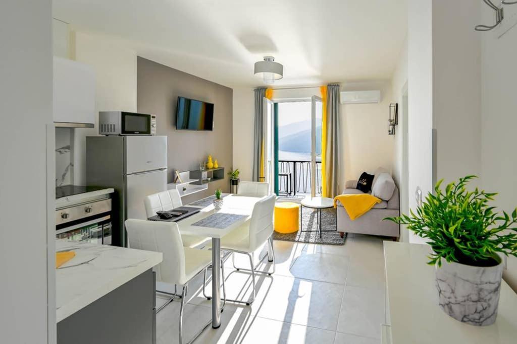 Apartment Noemi With A Direct Beach View 라벡 외부 사진