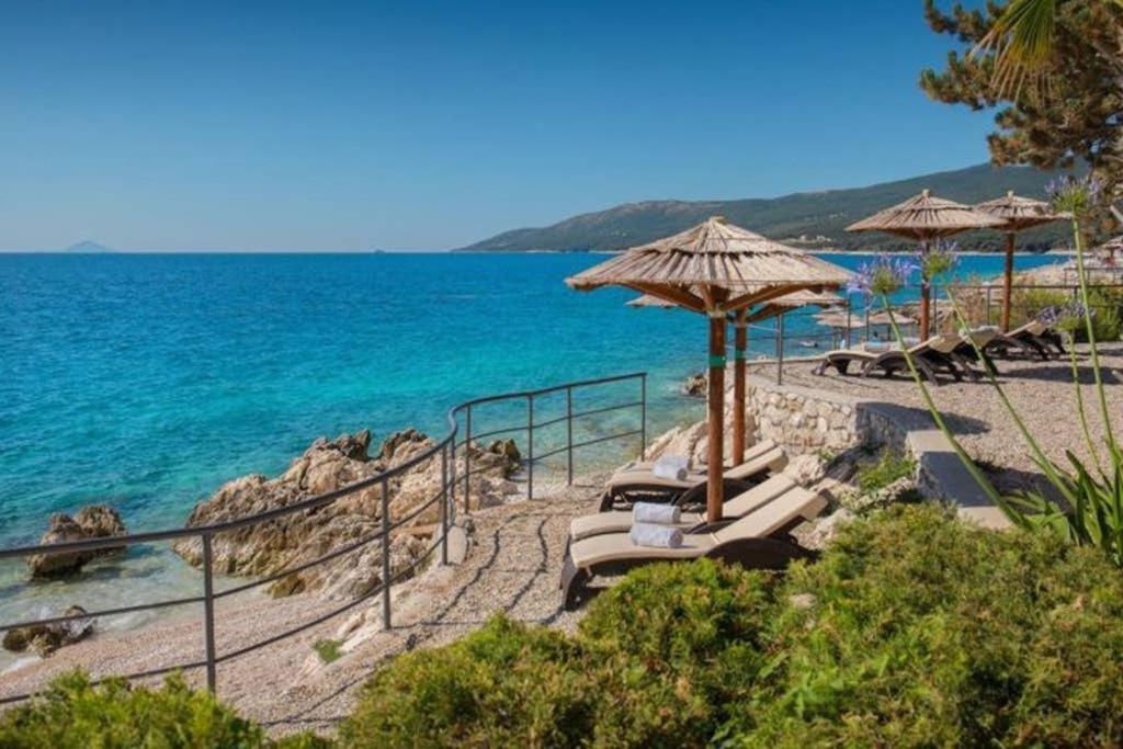 Apartment Noemi With A Direct Beach View 라벡 외부 사진