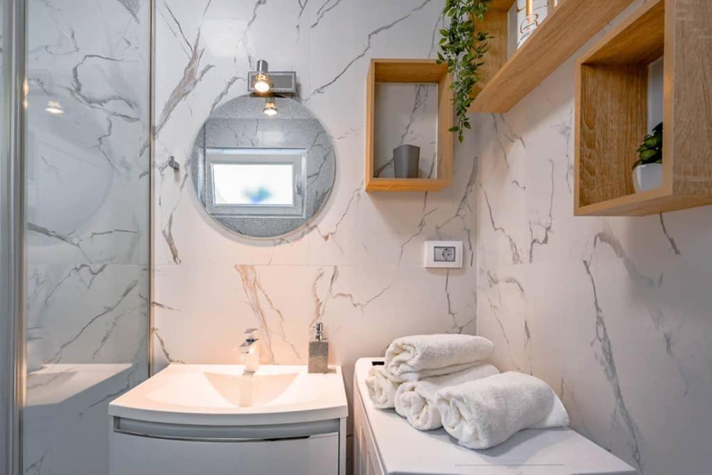 Apartment Noemi With A Direct Beach View 라벡 외부 사진