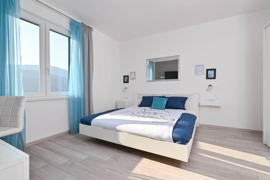 Apartment Noemi With A Direct Beach View 라벡 외부 사진