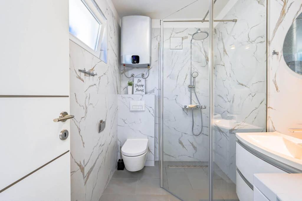 Apartment Noemi With A Direct Beach View 라벡 외부 사진